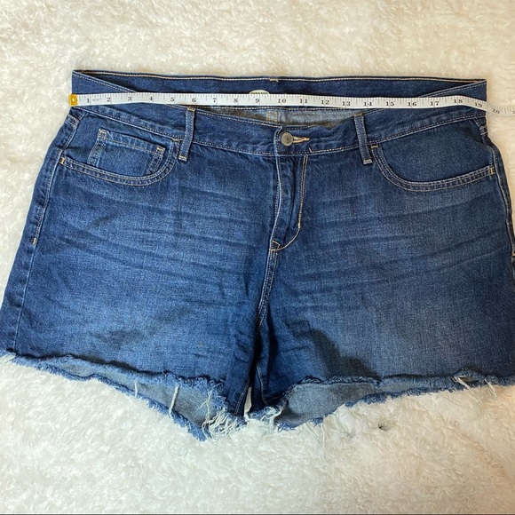 Old Navy High Waisted Frayed Hem Jean Shorts - Picture 3 of 5